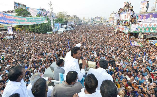 YSRCP President YS Jagan Mohan Reddy addressing a public meeting in Guntur YSRCP President YS Jagan Mohan Reddy addressing a public meeting in Guntur - Sakshi Post