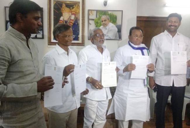 The YSR Congress party MPs submitted their resignations on Friday to protest against the injustice meted out to Andhra Pradesh by the Centre - Sakshi Post