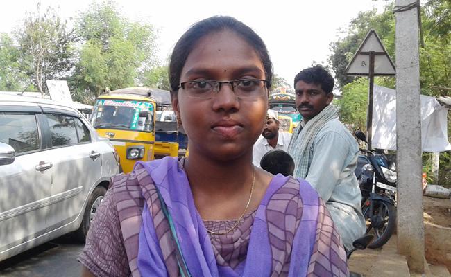 Student B Eswari poured out her woes to YSRCP President YS Jagan Mohan Reddy - Sakshi Post