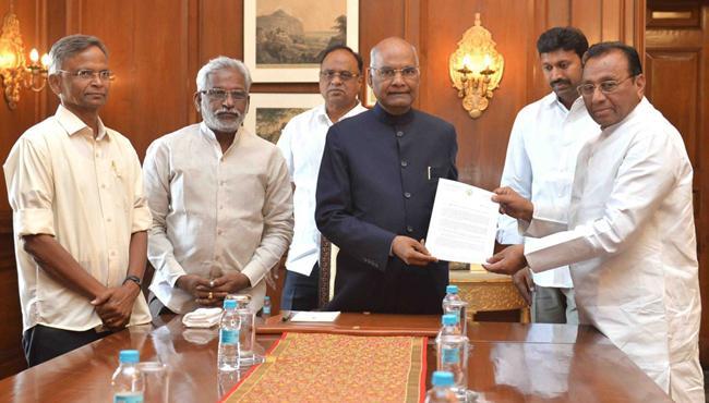 YSRCP MPs submitting memorandum to President Ramnath Kovind - Sakshi Post