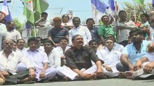 Bhumana Karunakar Reddy protesting in Tirupati - Sakshi Post