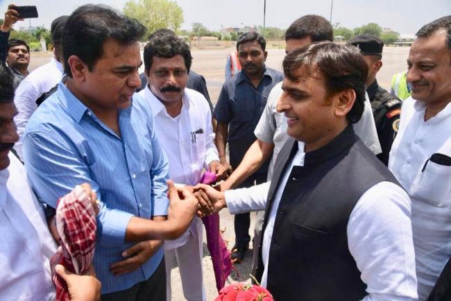Telangana IT and Industries Minister KT Rama Rao receiving Samajwadi Party Chief Akhilesh Yadav at Begumpet airport - Sakshi Post