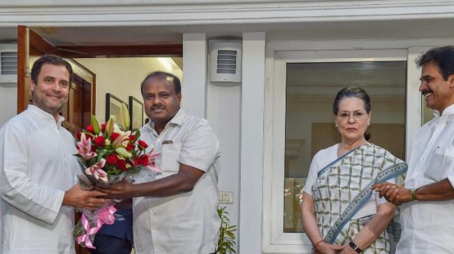 JD(S) leader and Karnataka chief minister-designate H D Kumaraswamy presents a bouquet to Congress President Rahul Gandhi - Sakshi Post