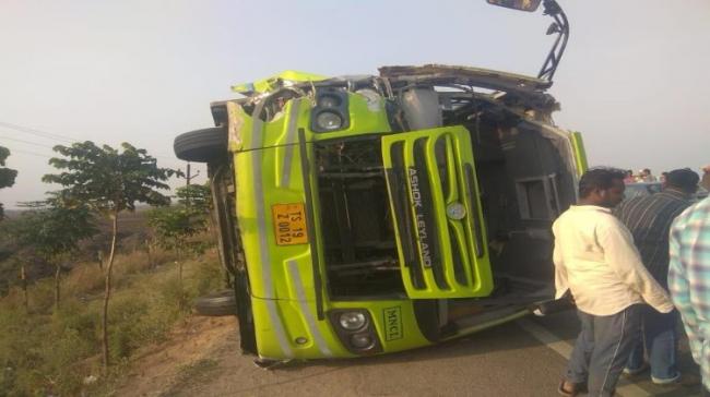 TSRTC bus turns turtle TSRTC bus turns turtle - Sakshi Post