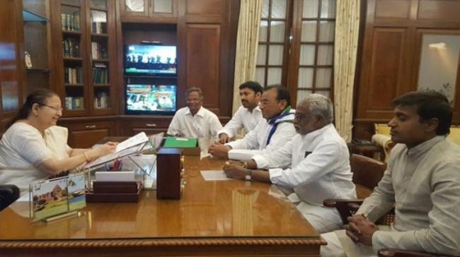 YSRCP MPs met Lok Sabha Speaker Sumitra Mahajan on May 29 YSRCP MPs met Lok Sabha Speaker Sumitra Mahajan on May 29 - Sakshi Post