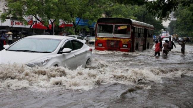 Rains in Mumbai bring life to stand still Rains in Mumbai bring life to stand still - Sakshi Post