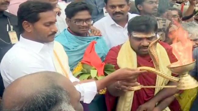 AP Leader of Opposition YS Jagan Mohan Reddy offered aarti to the river amidst the chanting of Vedic mantras by the pandits AP Leader of Opposition YS Jagan Mohan Reddy offered aarti to the river amidst the chanting of Vedic mantras by the pandits - Sakshi Post