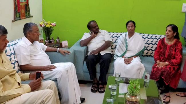 CMs meeting Delhi CM’s wife Sunita at her residence - Sakshi Post
