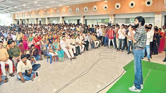 Pawan Kalyan addressing Jana Sena meeting in Vizag - Sakshi Post