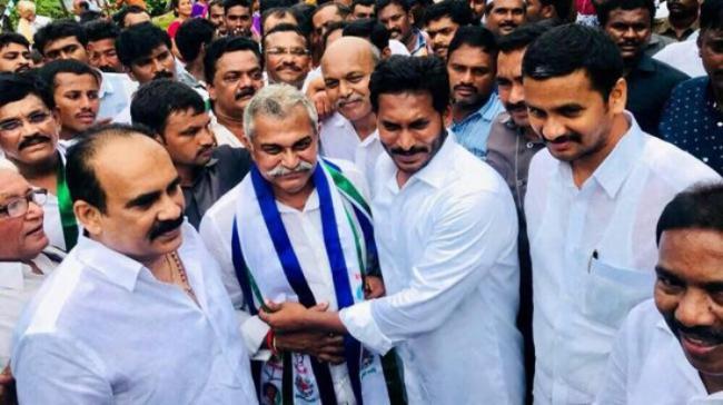 Former minister Mahidhar Reddy welcomed to YSRCP by YS Jagan Mohan Reddy Former minister Mahidhar Reddy welcomed to YSRCP by YS Jagan Mohan Reddy - Sakshi Post