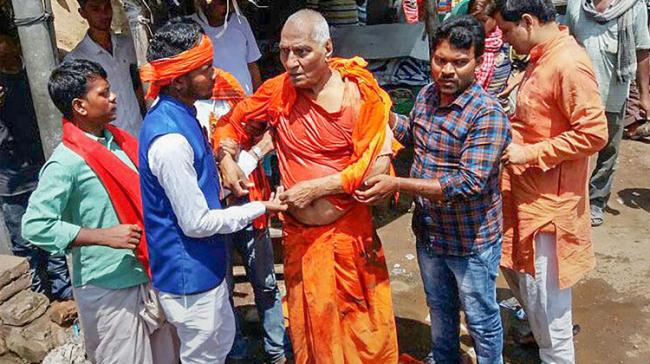 Swami Agnivesh beat up in Jharkhand - Sakshi Post