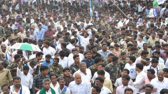 YSRCP President YS Jagan Mohan Reddy in Praja Sankalpa Yatra in East Godavari district YSRCP President YS Jagan Mohan Reddy in Praja Sankalpa Yatra in East Godavari district - Sakshi Post