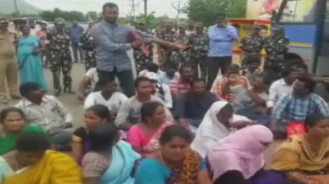 Protesting SPF constables and their families near AP CM residence - Sakshi Post