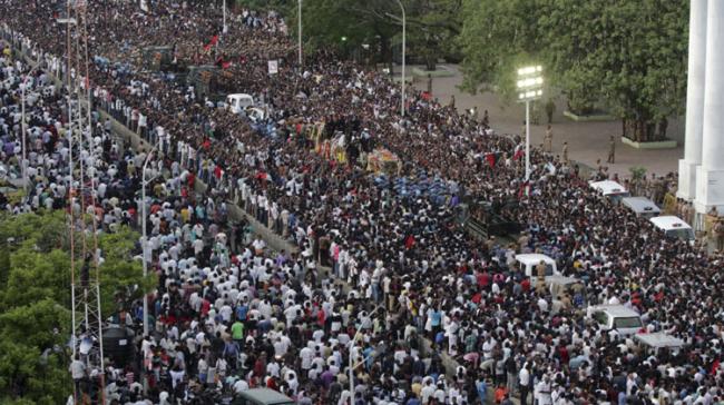 Lakhs bid adieu to DMK Chief Karunanidhi Lakhs bid adieu to DMK Chief Karunanidhi - Sakshi Post