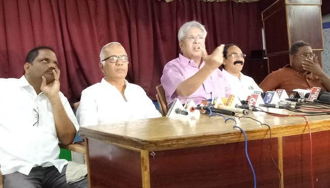 Former MP <a href="https://www.sakshipost.com/topic/Undavalli%20Arun%20Kumar">Undavalli Arun Kumar</a> Former MP <a href="https://www.sakshipost.com/topic/Undavalli%20Arun%20Kumar">Undavalli Arun Kumar</a> - Sakshi Post