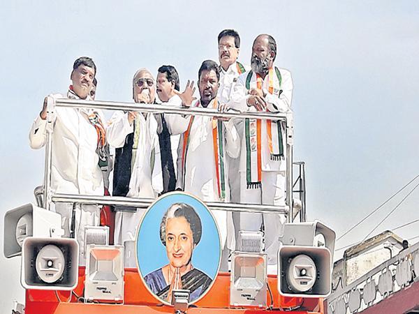 AICC secretary V Hanumanth Rao in Congress road show in Medak district AICC secretary V Hanumanth Rao in Congress road show in Medak district - Sakshi Post