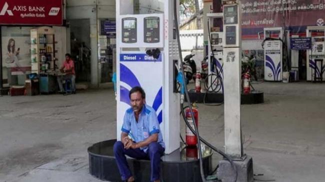 A total of 400 petrol pumps, many with CNG dispensing units, began a day-long strike on Monday in protest against Delhi government’s refusal to reduce VAT - Sakshi Post
