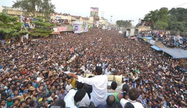 YS Jagan Mohan Reddy addressing the crowds in Saluru YS Jagan Mohan Reddy addressing the crowds in Saluru - Sakshi Post