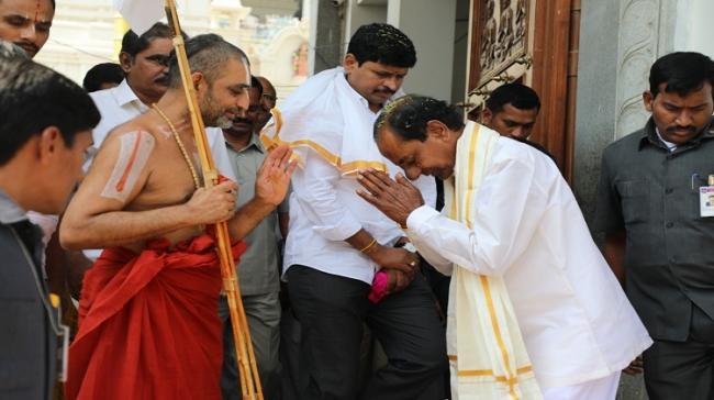 Chinna Jeeyar Swami blessing TRS Chief <a href="https://www.sakshipost.com/topic/KCR">KCR</a> Chinna Jeeyar Swami blessing TRS Chief <a href="https://www.sakshipost.com/topic/KCR">KCR</a> - Sakshi Post