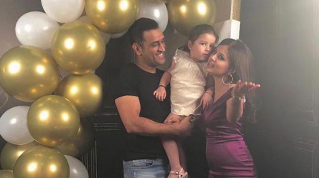 Mahendra Singh Dhoni, Ziva, Sakshi Dhoni Mahendra Singh Dhoni, Ziva, Sakshi Dhoni
