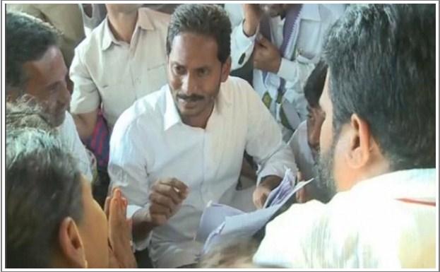 Representatives of the Anti-Kakarapalli Thermal power plant committee approached YSRCP chief <a href="https://www.sakshipost.com/topic/ys%20jagan%20mohan%20reddy">YS Jagan Mohan Reddy</a> Representatives of the Anti-Kakarapalli Thermal power plant committee approached YSRCP chief <a href="https://www.sakshipost.com/topic/ys%20jagan%20mohan%20reddy">YS Jagan Mohan Reddy</a> - Sakshi Post