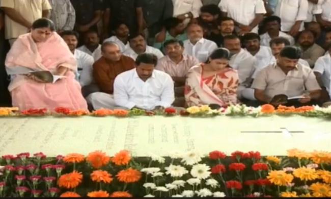 YS Vijayamma, YS Jagan,sister Sharmila Reddy YS Vijayamma, YS Jagan,sister Sharmila Reddy - Sakshi Post