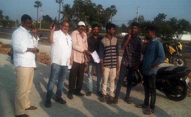 YSRCP leaders identified fake surveyors in Kumili Village - Sakshi Post