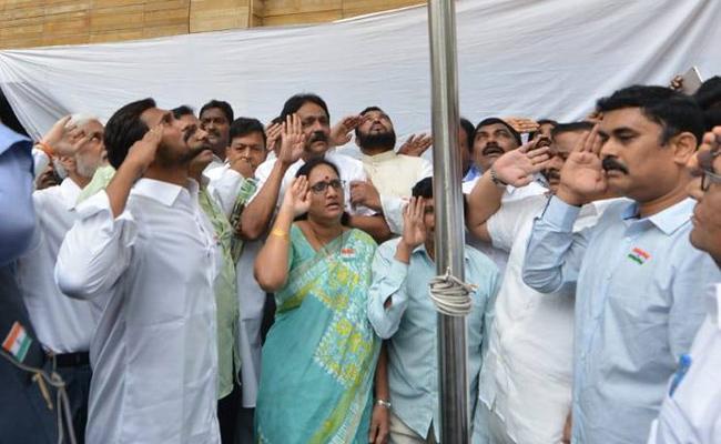 YS Jagan Mohan Reddy hoists the National Flag YS Jagan Mohan Reddy hoists the National Flag - Sakshi Post