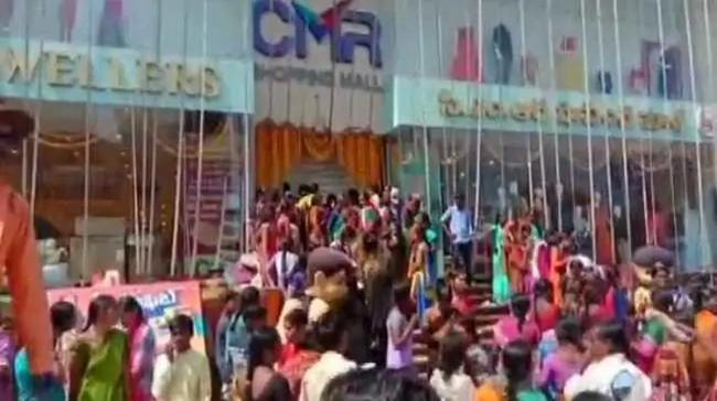 Stampede-like situation arose at the mall Stampede-like situation arose at the mall - Sakshi Post
