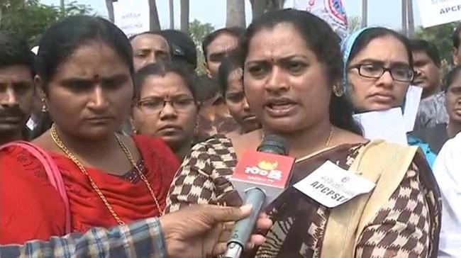 Andhra Pradesh government employees dressed in black, staged a massive rally Andhra Pradesh government employees dressed in black, staged a massive rally - Sakshi Post