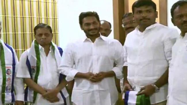 Dadi Veerabhadra Rao Joins YSRCP Dadi Veerabhadra Rao Joins YSRCP - Sakshi Post