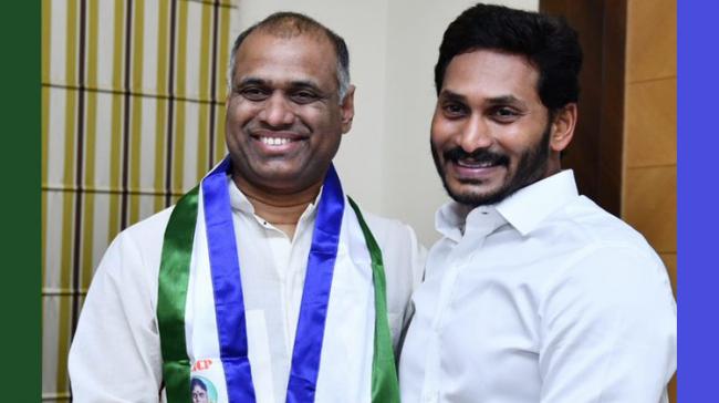 Industrialist Potluri Vara Prasad with YSRCP Chief YS Jagan Mohan Reddy Industrialist Potluri Vara Prasad with YSRCP Chief YS Jagan Mohan Reddy - Sakshi Post