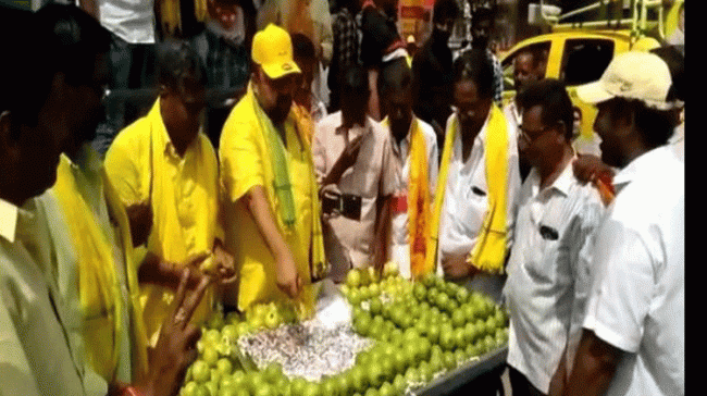 Maganti Sells Guavas To Woo Voters - Sakshi Post
