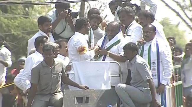 Mani Gandhi joined YSRCP in the presence of  YS Jagan Mohan Reddy Mani Gandhi joined YSRCP in the presence of  YS Jagan Mohan Reddy - Sakshi Post