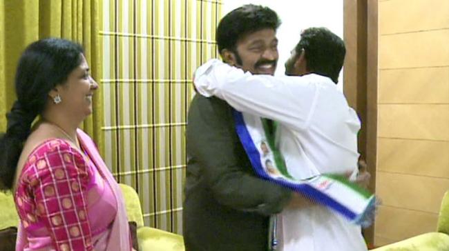 Jeevitha and Dr Rajasekhar With YS Jagan Mohan Reddy - Sakshi Post