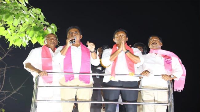 TRS Working presdent KTR addressing a huge gathering in a Roadshow.TRS candidate Rajashekhar Reddy is also present. - Sakshi Post