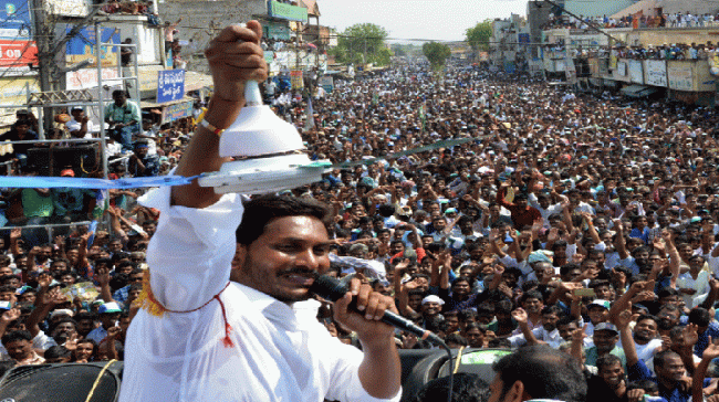 YS Jagan Mohan Reddy addressing the mammoth gathering as a part of election campaign - Sakshi Post