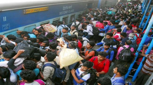 Secunderabad railway statiom was a scene of chaos as passengers jostled for a toehold on train Secunderabad railway statiom was a scene of chaos as passengers jostled for a toehold on train - Sakshi Post