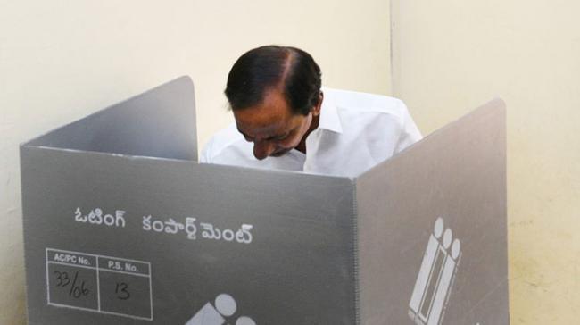 Telangana chief Minister K.Chandrashekhar Rao casting his vote Telangana chief Minister K.Chandrashekhar Rao casting his vote - Sakshi Post