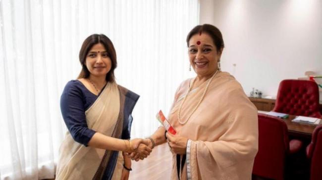 Poonam Sinha shakes hand with Dimple Yadav (Pic courtesy: ANI) - Sakshi Post
