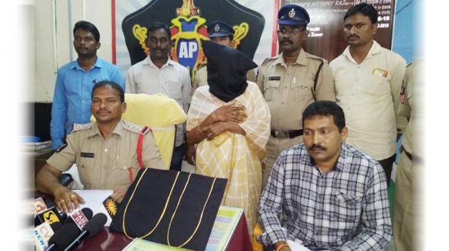 Tenali Police with the accused - Sakshi Post