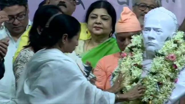 West Bengal Chief Minister Mamata Banerjee on Tuesday unveiled a bust of Bengali polymath Iswarchandra Vidyasagar at Kolkata’s Hare School West Bengal Chief Minister Mamata Banerjee on Tuesday unveiled a bust of Bengali polymath Iswarchandra Vidyasagar at Kolkata’s Hare School - Sakshi Post