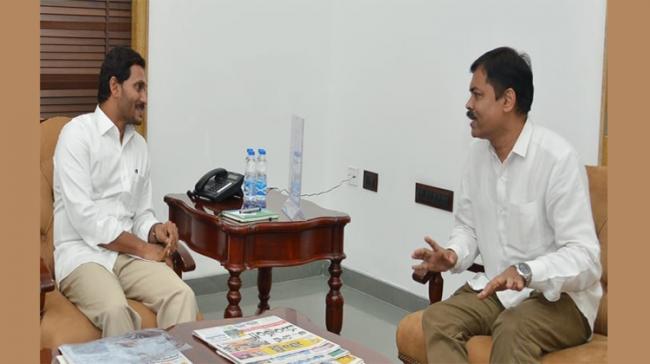 YS Jagan Mohan Reddy with GVL Narasimha Rao - Sakshi Post