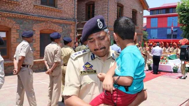 SSP Breaks Down While Carrying Child Of Cop Killed In Anantnag Terror Attack - Sakshi Post