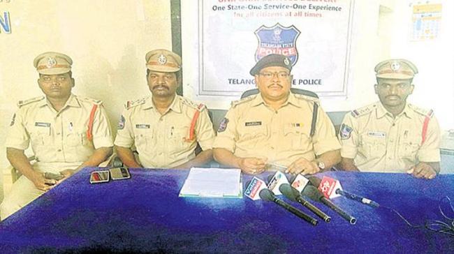 Medak rural police have cracked the murder of Vijaya (26) from Aurangabad tanda of Hevalighanapur mandal which took place on 18th this month Medak rural police have cracked the murder of Vijaya (26) from Aurangabad tanda of Hevalighanapur mandal which took place on 18th this month - Sakshi Post