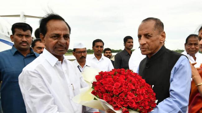 Outgoing Governor of Telangana E S L Narasimhan was accorded a warm farewell by Chief Minister K Chandrasekhar Rao - Sakshi Post