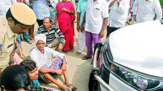 Villagers Blocked The Ministers Way Villagers Blocked The Ministers Way - Sakshi Post