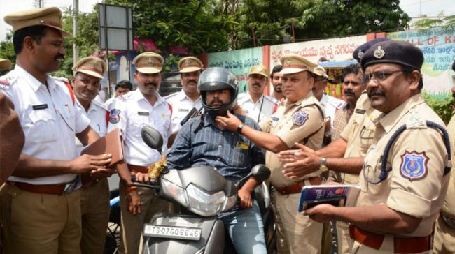 Hyderabad Traffic Police Finds Innovative Ways To Punish Violators - Sakshi Post
