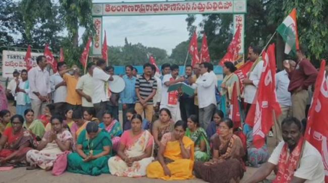 RTC employees are protesting infront of Sathupallu Bus depot in Khamman district - Sakshi Post