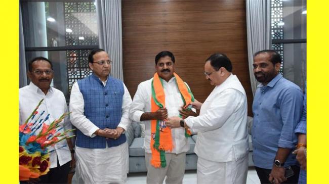 Chadipirala Adi Narayana Reddy joined the BJP in the presence of the party’s working president JP Nadda and national general secretary Arun Singh o Chadipirala Adi Narayana Reddy joined the BJP in the presence of the party’s working president JP Nadda and national general secretary Arun Singh o - Sakshi Post